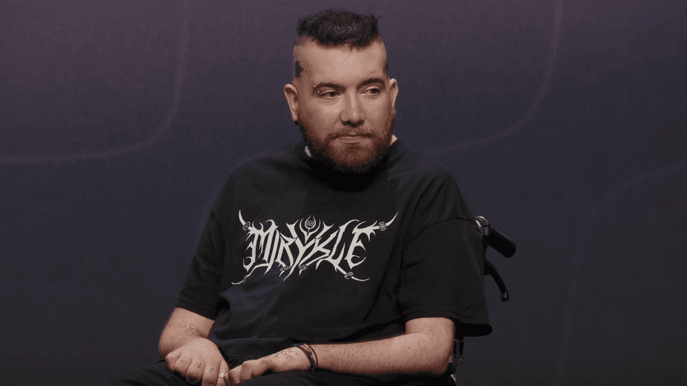 Музыкант потерял голос из-за БАС, но ИИ подарил ему вторую жизнь на сцене